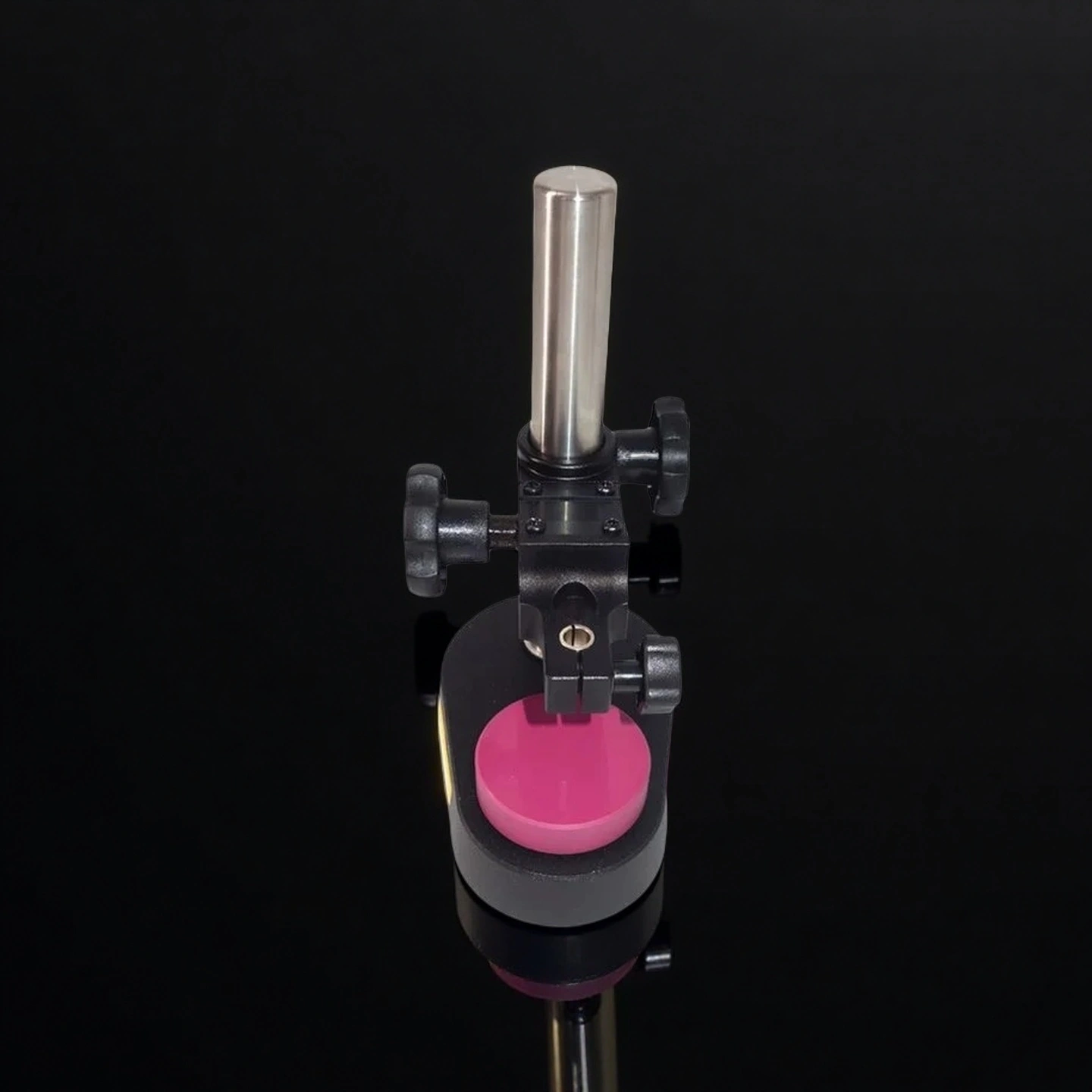 Test fixture for measuring ceramic plate surface deviation