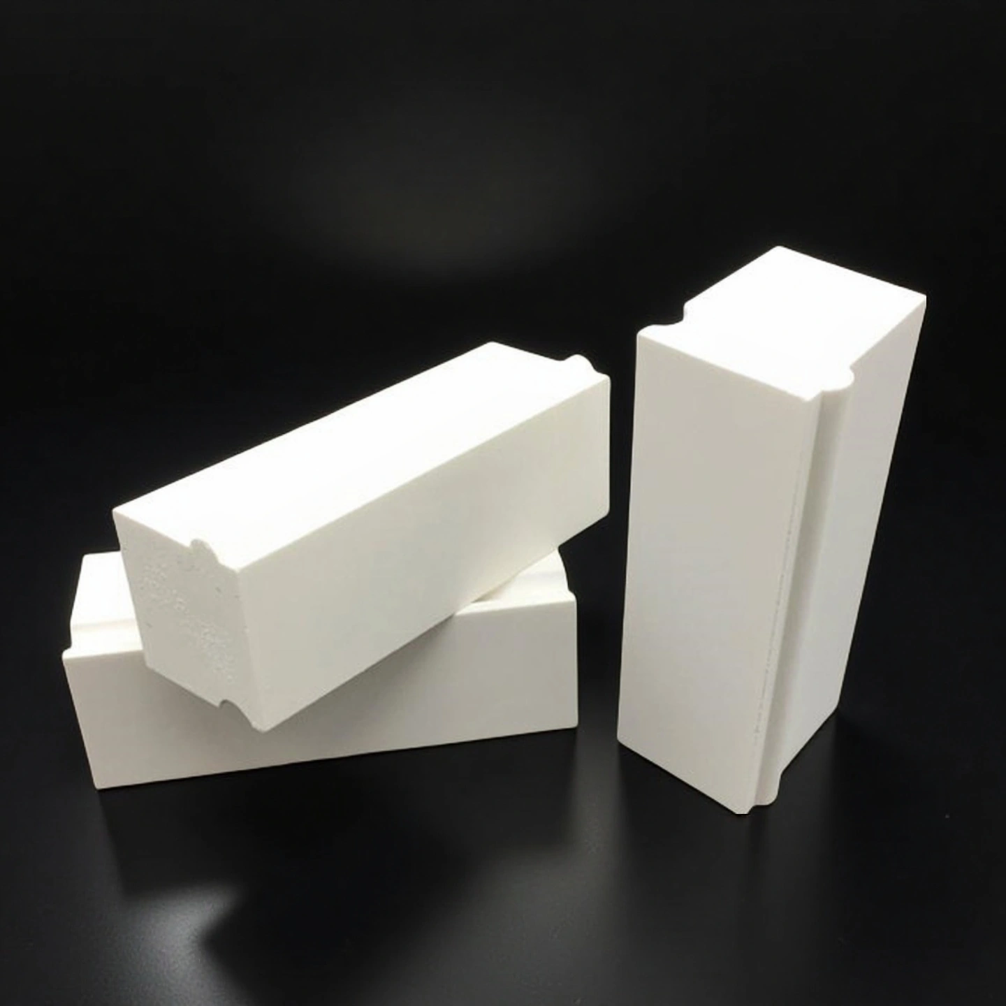 Slotted zirconia-alumina brick for structural insulation use