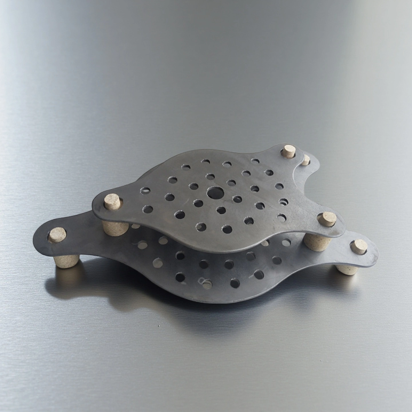 Complete kiln furniture set with NBSIC plates and SiC support posts