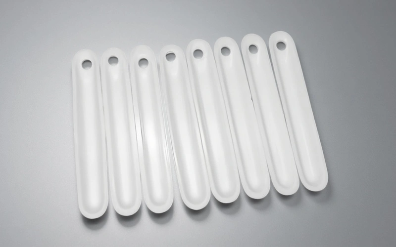 Elongated alumina ceramic boats with a hanging hole for calcination and laboratory furnace use