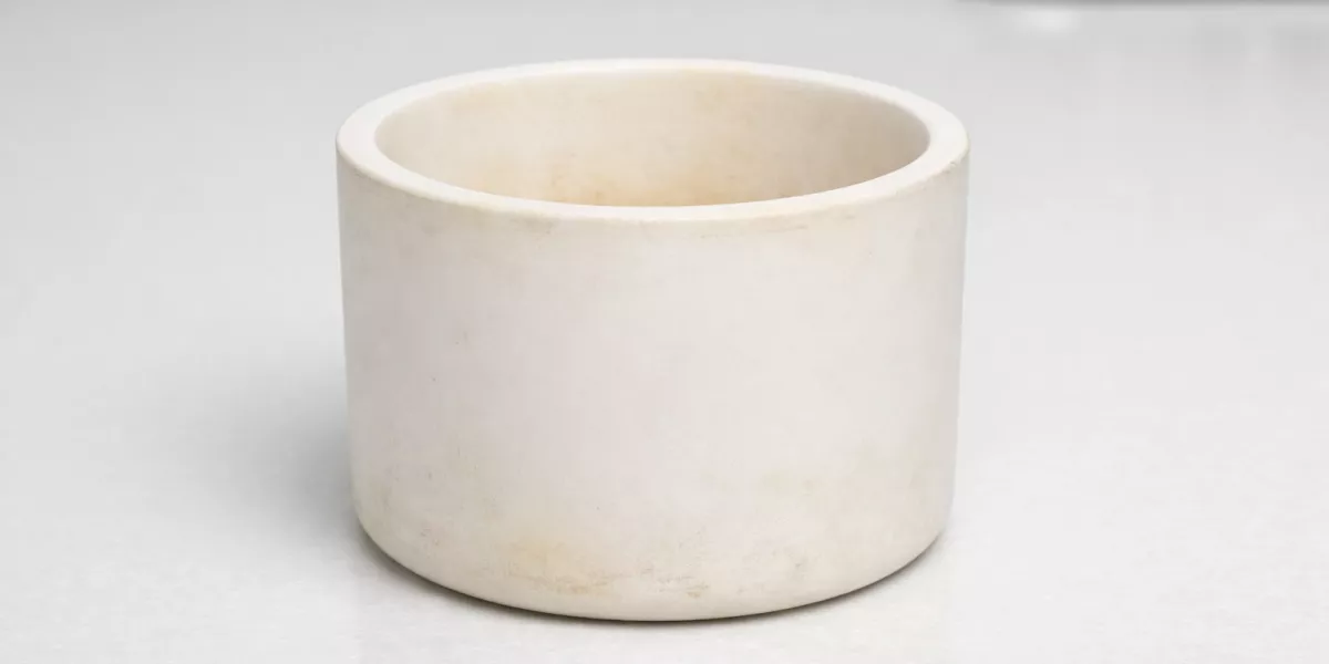 Wear pattern observation on zirconia sintering crucible after use