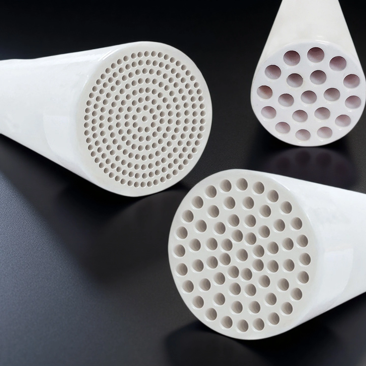 Alumina membrane tube packaging with individual sleeve and end protection against chipping